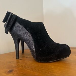 Bamboo 4.5’ Black Velvet Textured Ankle Boots with Bows and Sparkles. Size 7
